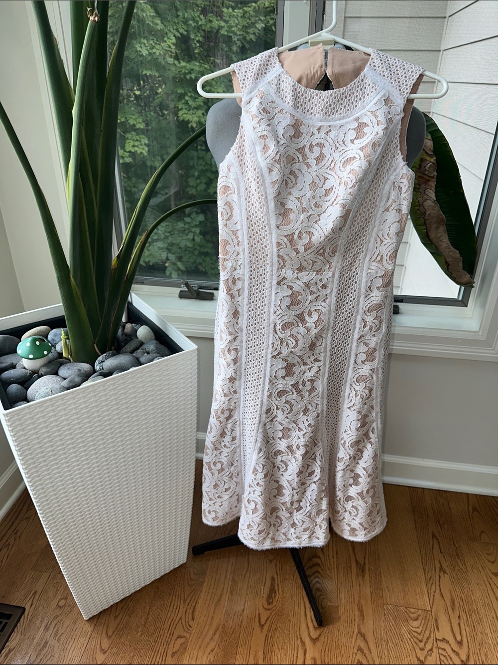 BCBGMaxAzria White Lace Sleeveless Fit-and-Flare Dress